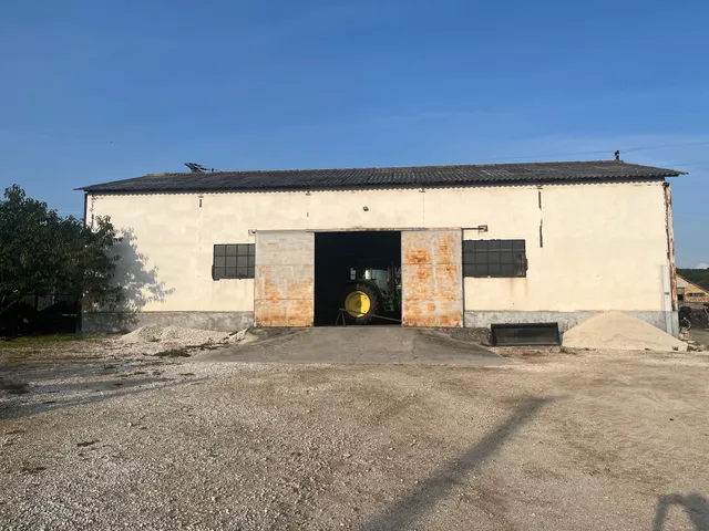 Eladó kereskedelmi és ipari ingatlan Sáska 200 nm