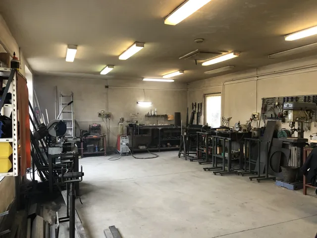 Eladó kereskedelmi és ipari ingatlan Ajka, Gyár u.37. 155 nm