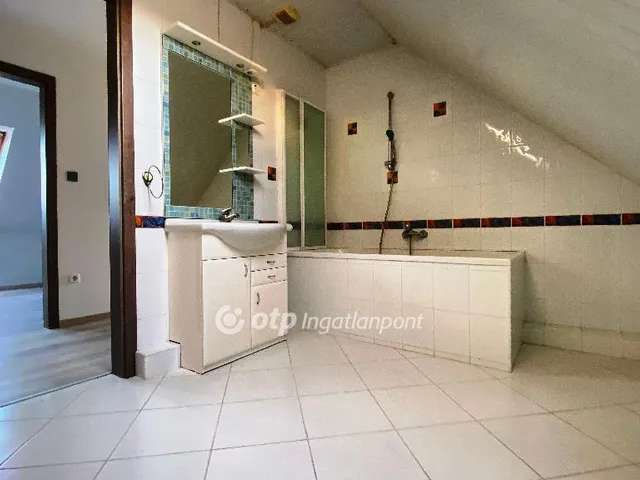 Eladó ház Győrújbarát 298 nm