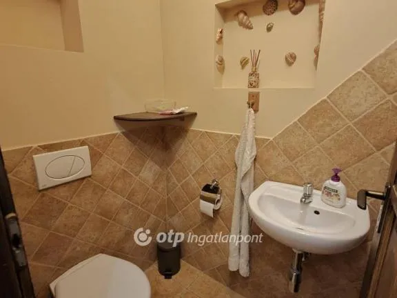 Eladó ház Pápa, Tókert 195 nm