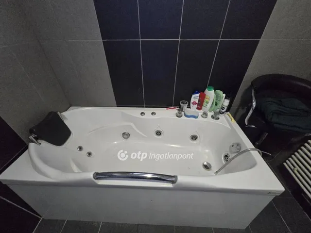 Eladó ház Pápa, Tókert 195 nm