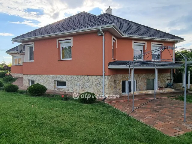 Eladó ház Bakonyszentlászló 258 nm