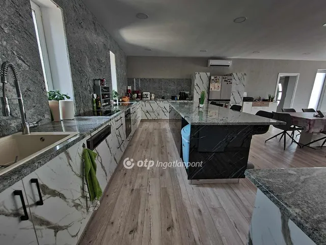 Eladó ház Pápa 360 nm