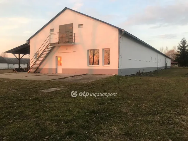 Eladó kereskedelmi és ipari ingatlan Gyarmat 1000 nm