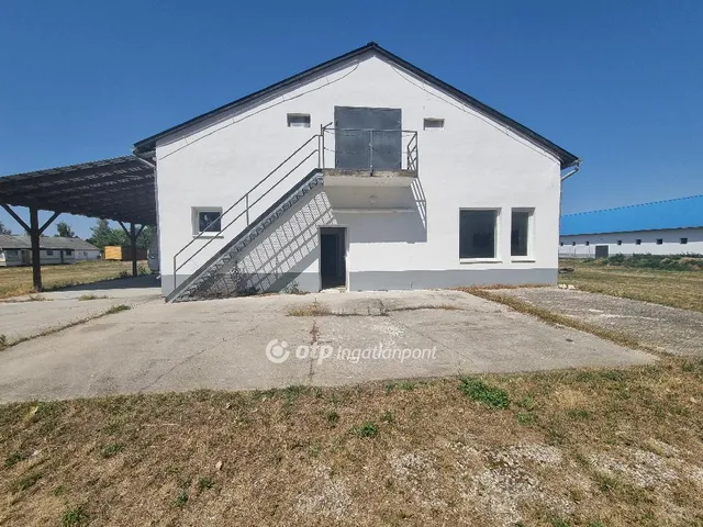 Eladó kereskedelmi és ipari ingatlan Gyarmat 1000 nm