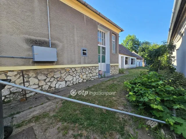 Eladó ház Béb 77 nm