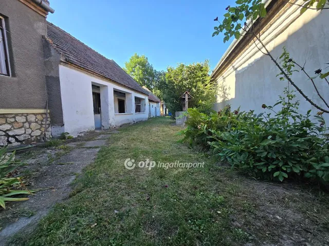 Eladó ház Béb 77 nm