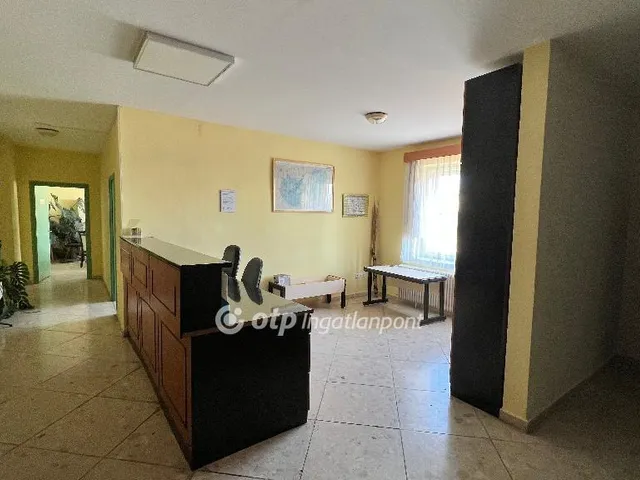 Eladó kereskedelmi és ipari ingatlan Pápa 670 nm