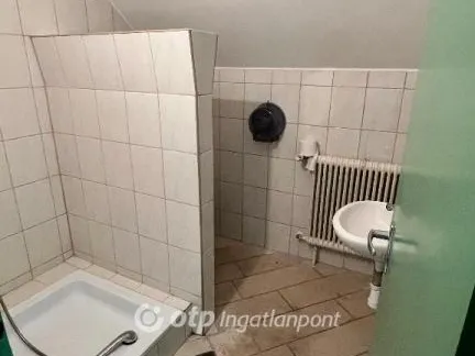 Eladó kereskedelmi és ipari ingatlan Pápa 670 nm