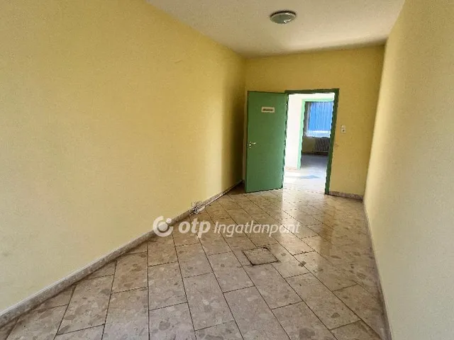 Eladó kereskedelmi és ipari ingatlan Pápa 670 nm