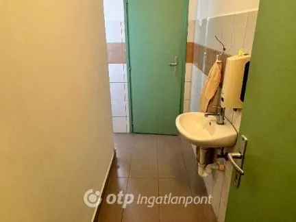 Eladó kereskedelmi és ipari ingatlan Pápa 670 nm