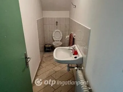 Eladó kereskedelmi és ipari ingatlan Pápa 670 nm