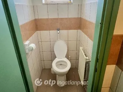 Eladó kereskedelmi és ipari ingatlan Pápa 670 nm