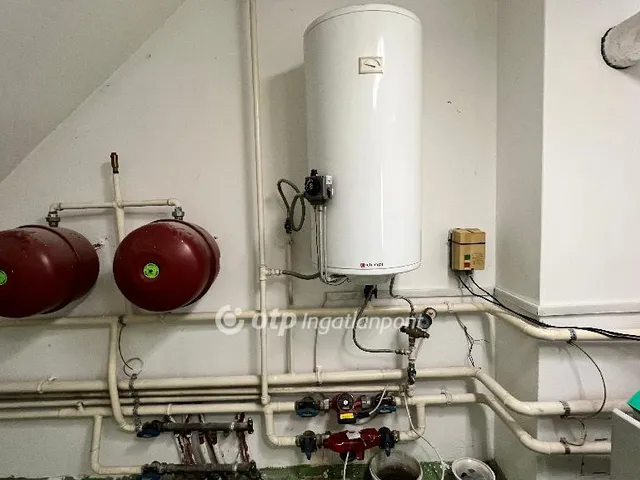 Eladó kereskedelmi és ipari ingatlan Pápa 670 nm