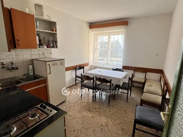 Eladó kereskedelmi és ipari ingatlan Pápa 670 nm