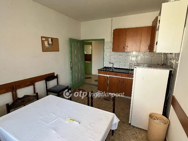 Eladó kereskedelmi és ipari ingatlan Pápa 670 nm