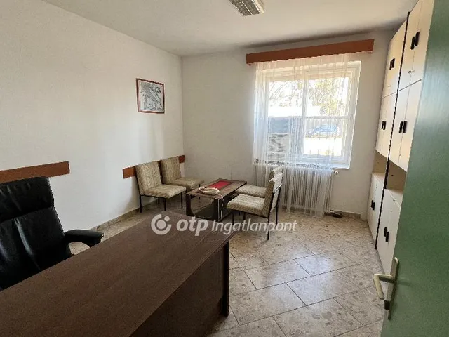 Eladó kereskedelmi és ipari ingatlan Pápa 670 nm