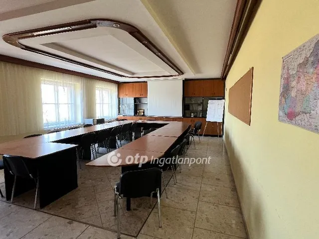 Eladó kereskedelmi és ipari ingatlan Pápa 670 nm