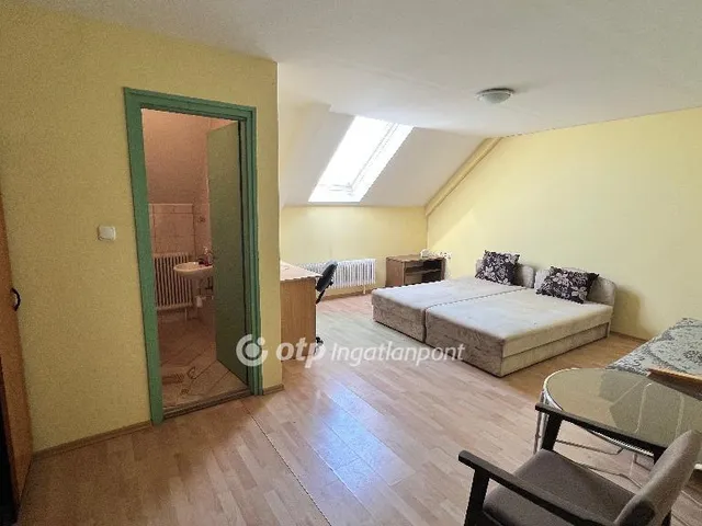 Eladó kereskedelmi és ipari ingatlan Pápa 670 nm