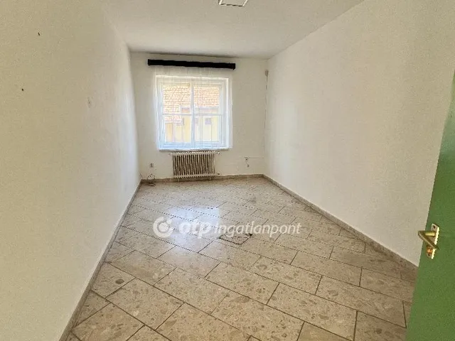 Eladó kereskedelmi és ipari ingatlan Pápa 670 nm