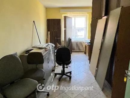 Eladó kereskedelmi és ipari ingatlan Pápa 670 nm