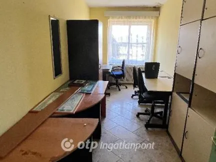 Eladó kereskedelmi és ipari ingatlan Pápa 670 nm