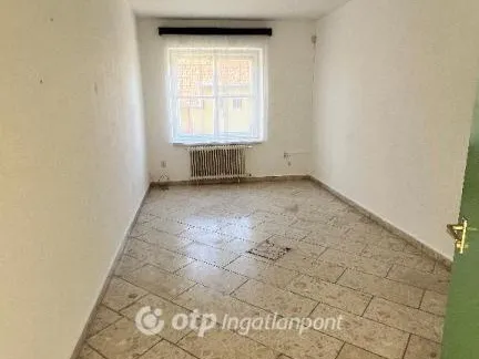 Eladó kereskedelmi és ipari ingatlan Pápa 670 nm