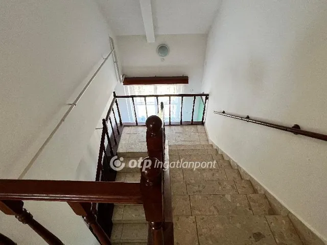 Eladó kereskedelmi és ipari ingatlan Pápa 670 nm