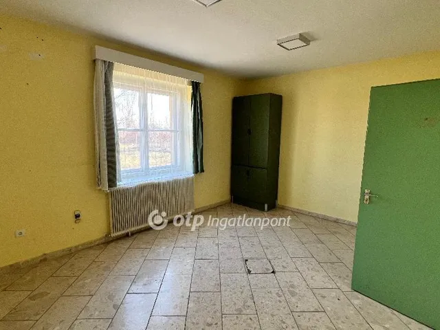 Eladó kereskedelmi és ipari ingatlan Pápa 670 nm