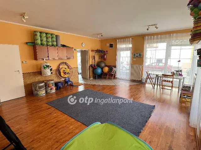 Eladó kereskedelmi és ipari ingatlan Pápa, Belváros 64 nm