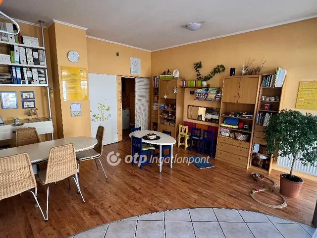Eladó kereskedelmi és ipari ingatlan Pápa, Belváros 64 nm