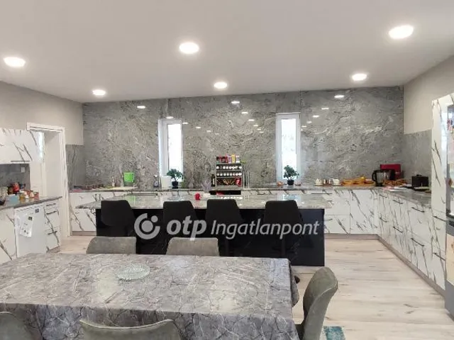 Eladó ház Pápa 360 nm