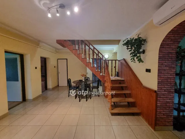 Eladó ház Egyházaskesző 174 nm