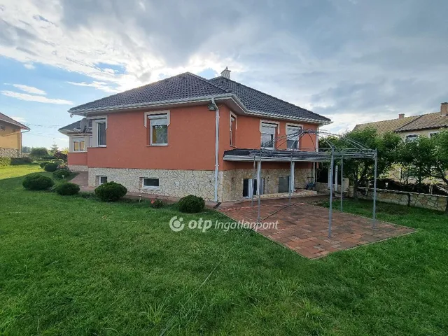 Eladó ház Bakonyszentlászló 258 nm