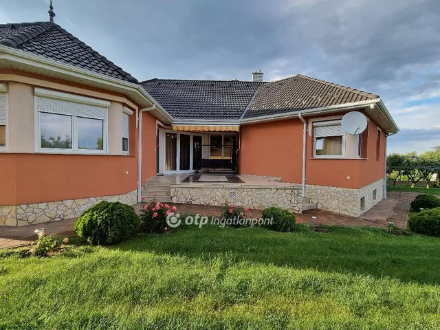 Eladó ház Bakonyszentlászló 258 nm