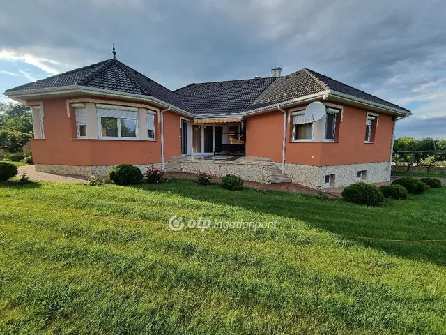Eladó ház Bakonyszentlászló 258 nm