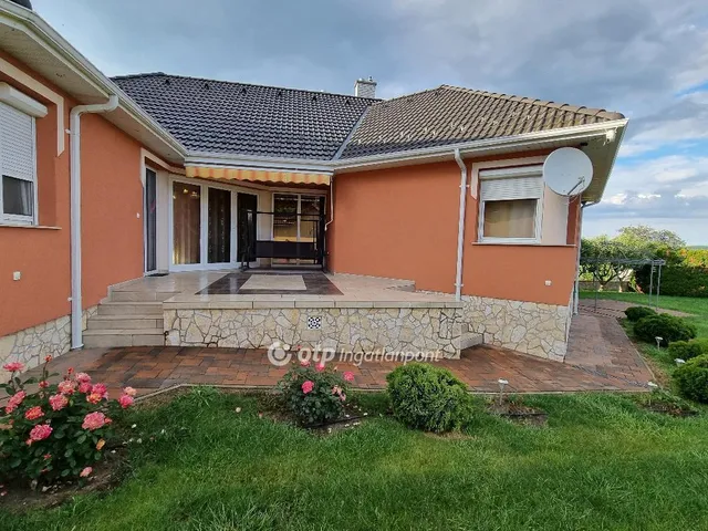 Eladó ház Bakonyszentlászló 258 nm