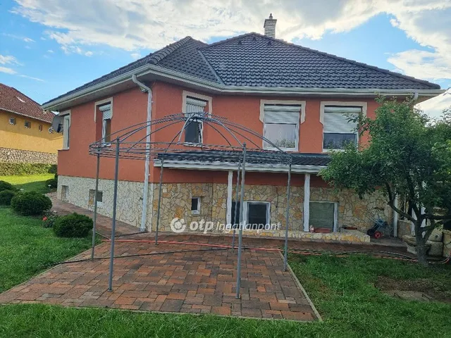 Eladó ház Bakonyszentlászló 258 nm