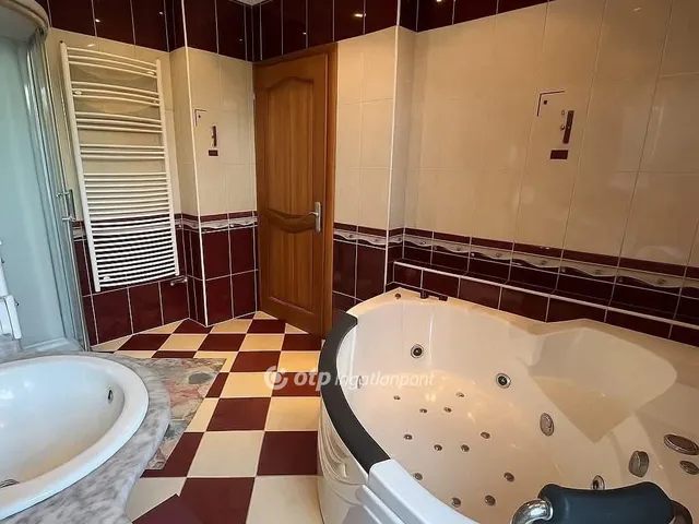 Eladó ház Bakonyszentlászló 258 nm