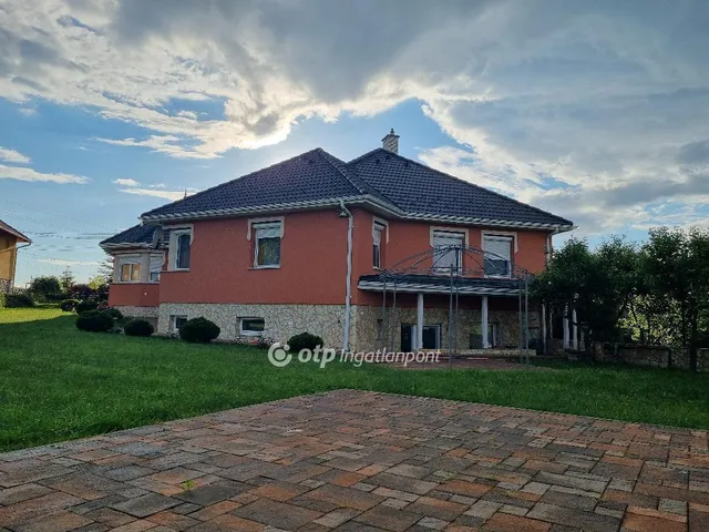 Eladó ház Bakonyszentlászló 258 nm