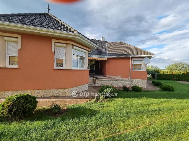 Eladó ház Bakonyszentlászló 258 nm