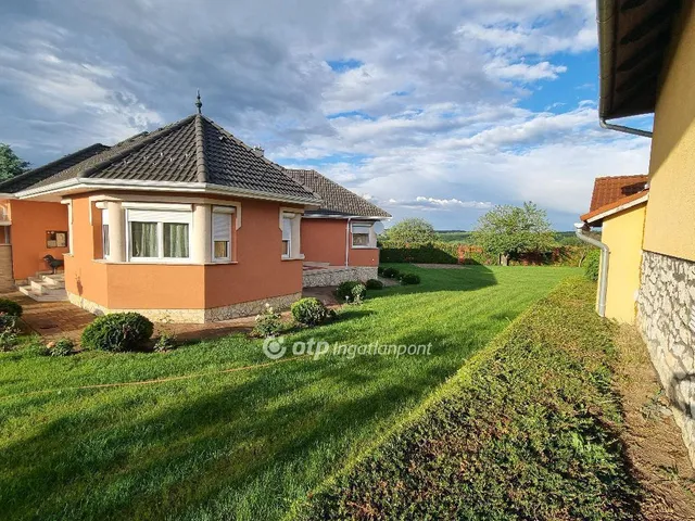 Eladó ház Bakonyszentlászló 258 nm