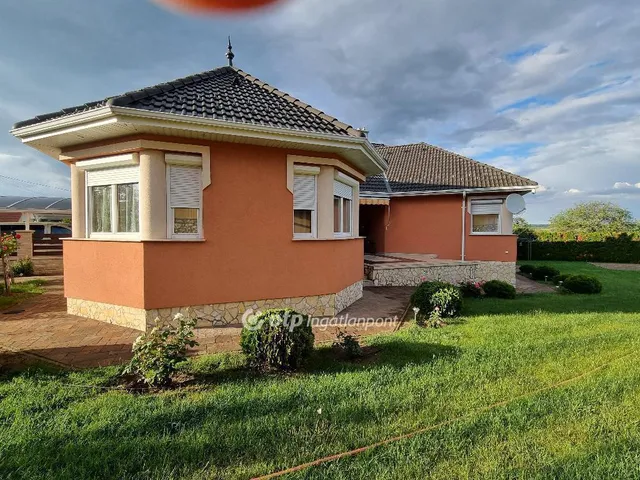 Eladó ház Bakonyszentlászló 258 nm