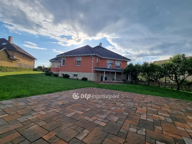 Eladó ház Bakonyszentlászló 258 nm