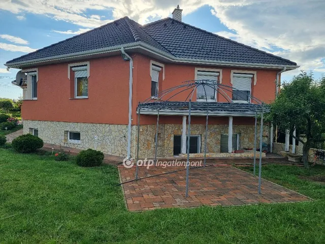 Eladó ház Bakonyszentlászló 258 nm