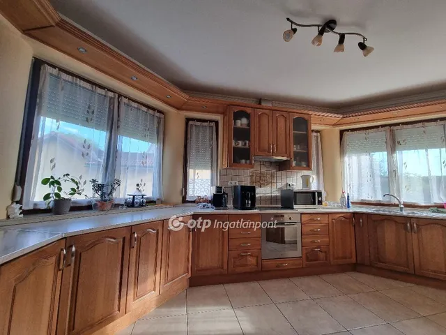 Eladó ház Bakonyszentlászló 258 nm