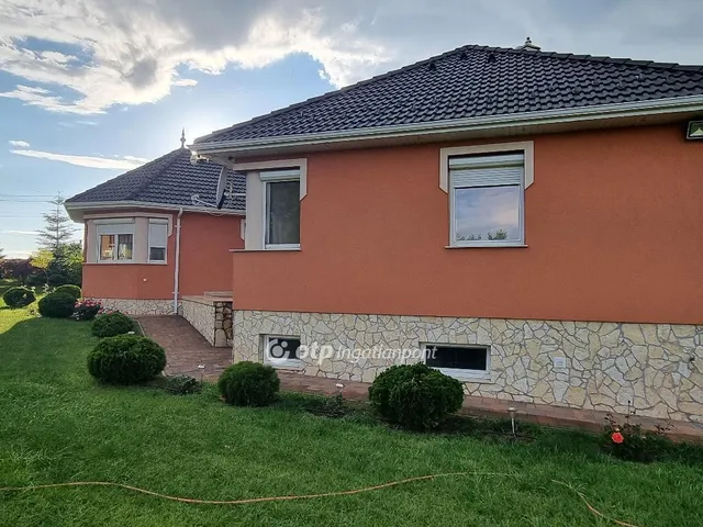 Eladó ház Bakonyszentlászló 258 nm