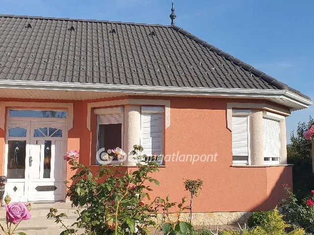 Eladó ház Bakonyszentlászló 258 nm