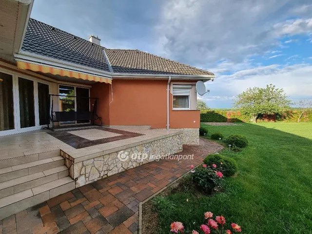 Eladó ház Bakonyszentlászló 258 nm