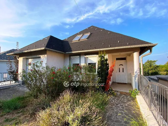 Eladó ház Győrújbarát 298 nm